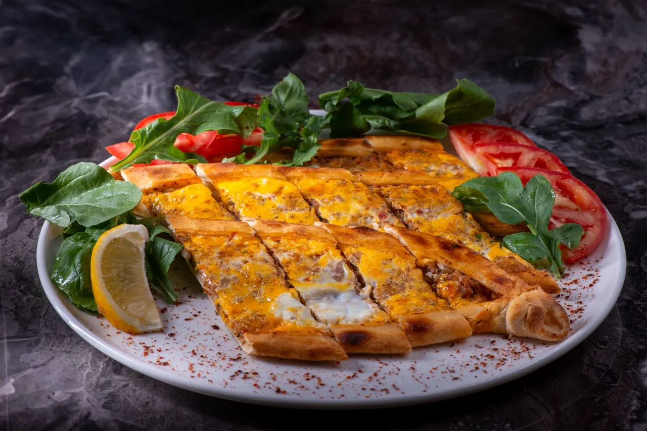Kıymalı Yumurtalı Pide