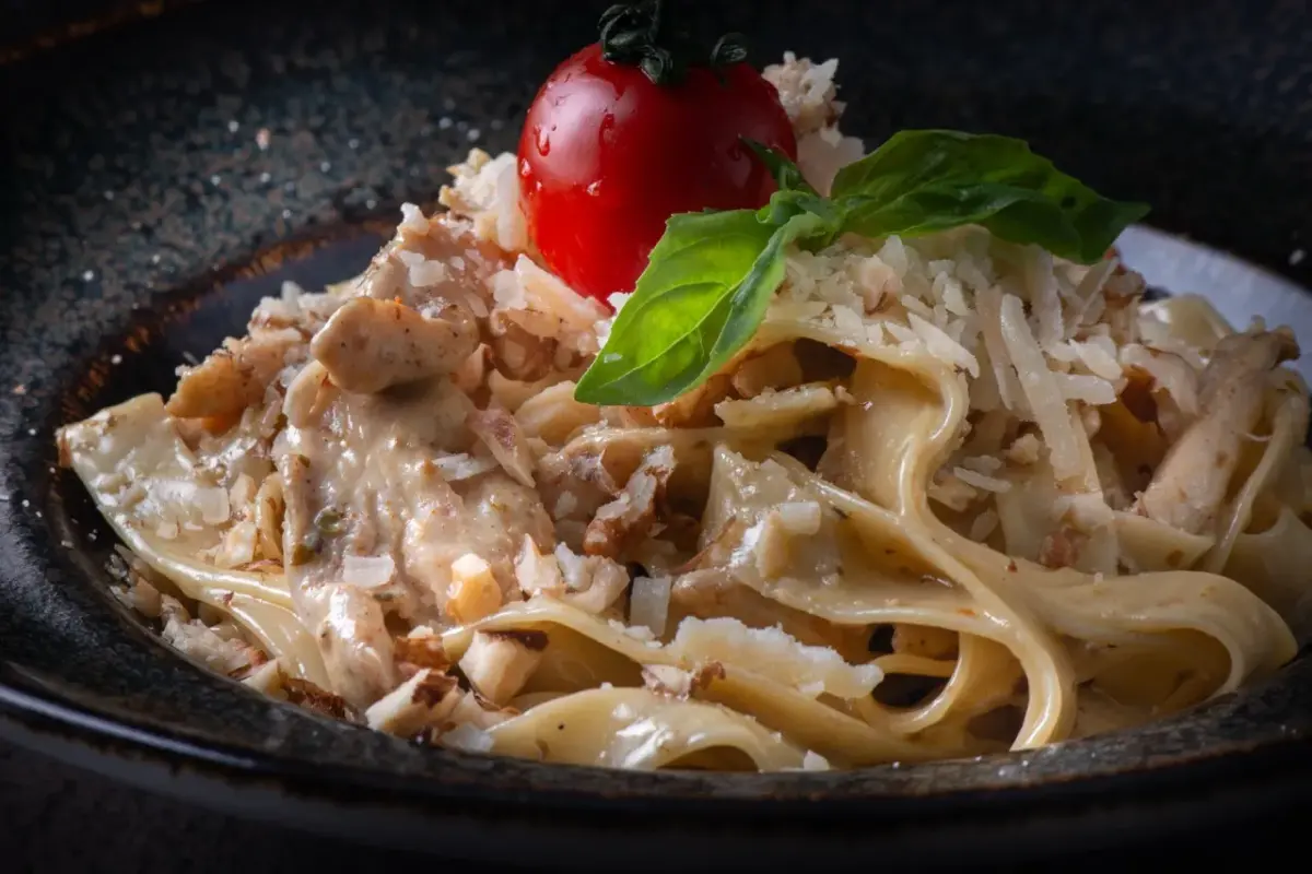 Pestolu Tavuklu Fettucine