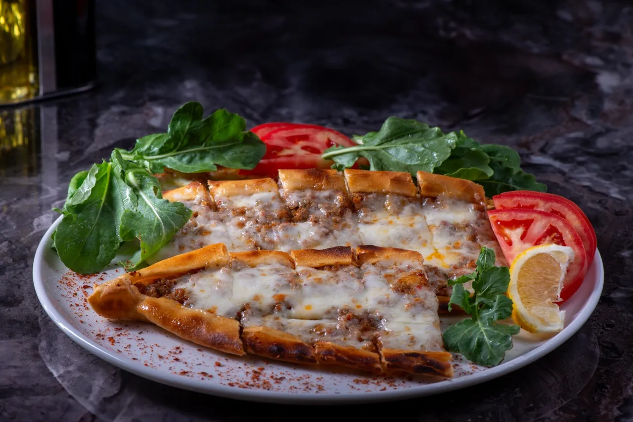 Kıymalı Kaşarlı Pide