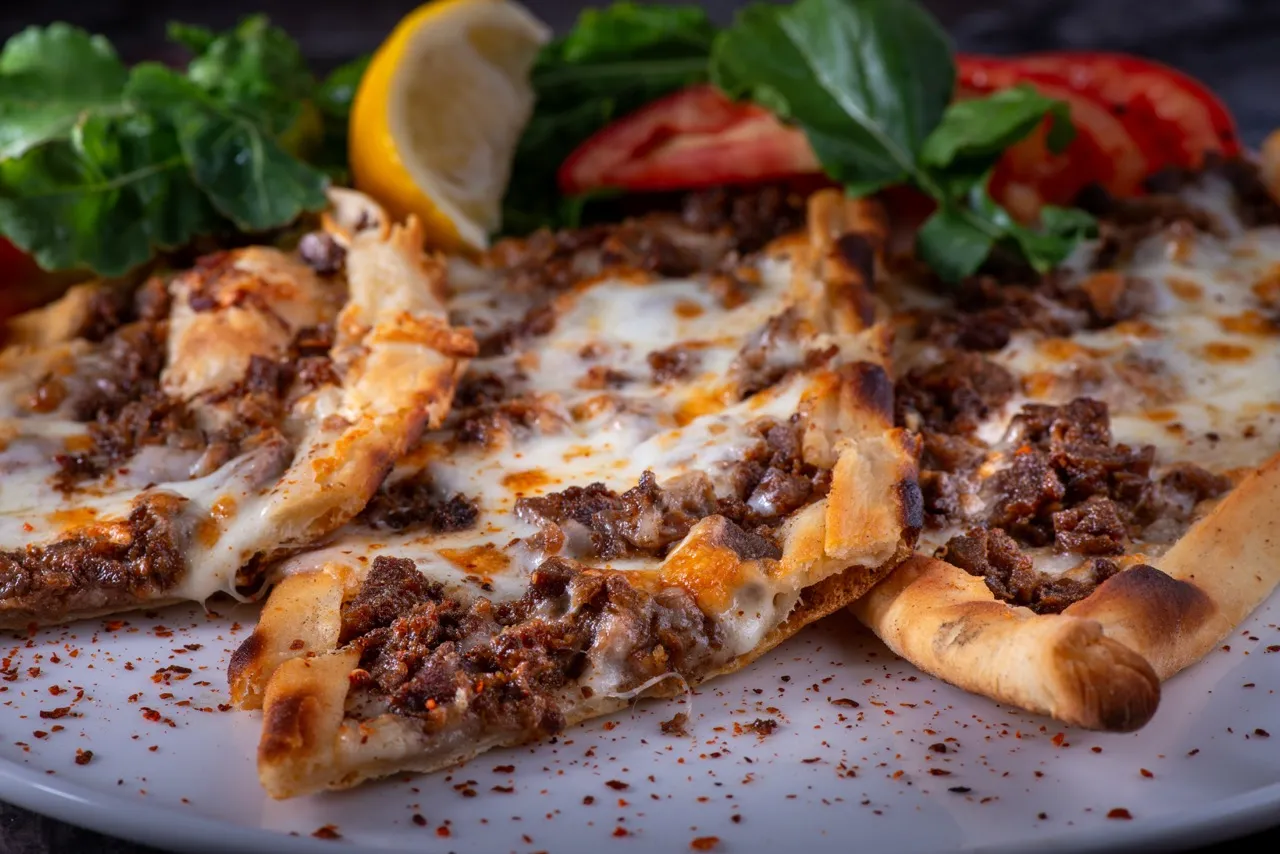 Kaşarlı Kavurmalı Pide
